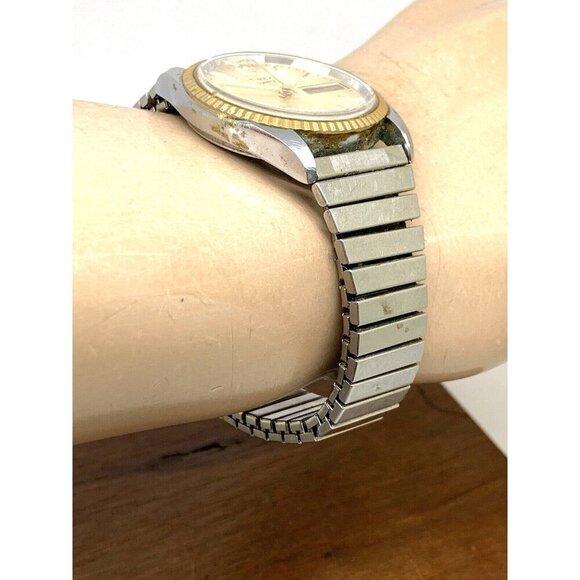 Timex Q Men's Watch Vintage Quartz Gold Dial Day Date 33mm Expansion Ste… - Picture 12 of 14